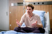 Kilian (Anthony Paul) kann sich dank Larissas Rose die sie mitbringt wieder erinnern. Kilian (Anthony Paul) kann sich dank Larissas Rose die sie mitbringt wieder erinnern.