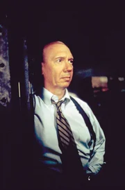 Captain Donald Cragen (Dann Florek) und die Mitglieder der Special Victims Unit versuchen Licht ins Dunkel zu bringen: Wer hat die junge Frau mit einer Plastikt&uuml;te erstickt?