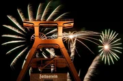 Mit einem Feuerwerk &uuml;ber dem F&ouml;rderturm der Zeche Zollverein in Essen feiert das Ruhrgebiet die Wahl zur Kulturhauptstadt 2010 (Archivfoto vom 11.04.2006).