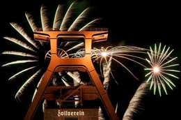 Mit einem Feuerwerk &uuml;ber dem F&ouml;rderturm der Zeche Zollverein in Essen feiert das Ruhrgebiet die Wahl zur Kulturhauptstadt 2010 (Archivfoto vom 11.04.2006).