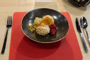 Tagesmotto "Leibgericht": Mozartkn&ouml;del mit Pistaziencreme, Pistazienkrokant und mit Himbeer-Gel gef&uuml;llten Himbeeren von Thomas Schreiner