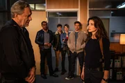 Katharina Hahn (Bianca Hein, r.) verabschiedet sich von Ihren SOKO-Kollegen Arthur Bauer (Gerd Silberbauer, l.), Franz Ainfachnur (Christofer v. Beau, hinten l.), Paul Leonhard (Jascha Rust, hinten 2. v.l.), Resi Schwaiger (Mersiha Husagic, hinten 2. v.r.) und Dominik Morgenstern (Joscha Kiefer, hinten r.).