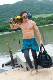 Saras Ex-Freund Jackson (Alexander Dreymon) ist auf der Insel geblieben und hat eine eigene Tauchschule er&ouml;ffnet.