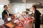 Ronny (Tobias Schenke, r.) ist sauer auf Frank (Eugen Knecht, l.), der seiner Meinung nach seinen Job als Auslieferer nicht ernst nimmt.