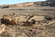 Die Ruinen von Chaco Canyon in New Mexico geben den Forschern bis heute R&auml;tsel auf. Was f&uuml;hrte ihre Erbauer, die Anasazi-Indianer, in diese windige Ein&ouml;de? Wie konnte sich hier eine so komplexe Gesellschaft entwickeln? Und warum starben die Anasazi aus?