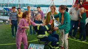 Feuerwehrhauptmann L&uuml;ders (Nicki von Tempelhoff) hat sich schwer an der Hand verbrannt. Zum Gl&uuml;ck sind Neiss (Patrick Kalupa) und Charlie (Josefine Preu&szlig;) da, um erste Hilfe zu leisten w&auml;hrend L&uuml;dders Ehefrau Frauke (Bettina Hoppe) besorgt daneben steht. So wie im Hintergrund die halbe Dorfgemeinschaft - von links: Mikkel (Ben Ole Knobbe), Lea (Maj Borchardt), Komparse, Nikki (Leonie Parusel), Hartmut (Bruno F. Apitz) und Doris (Hedi Kriegeskotte).