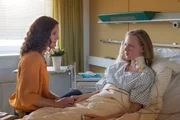Leonie (Alissa Wilms, r.) m&ouml;chte trotz ihres Unfalls unbedingt weiter modeln, doch ihre Mutter (Jutta Fastian, l.) macht sich Sorgen um ihre Gesundheit.