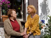 Emma Brettschneider (Annemone Haase, links) fühlt sich von Tag zu Tag schwächer. Trotzdem will sie noch einen Apfelbaum pflanzen und die Elektroanlage ihres Hauses in Ordnung bringen lassen. Oberschwester Ingrid (Jutta Kammann) beneidet Emma Brettschneider darum, dem Tod so friedlich entgegen zu gehen. Emma Brettschneider (Annemone Haase, links) fühlt sich von Tag zu Tag schwächer. Trotzdem will sie noch einen Apfelbaum pflanzen und die Elektroanlage ihres Hauses in Ordnung bringen lassen. Oberschwester Ingrid (Jutta Kammann) beneidet Emma Brettschneider darum, dem Tod so friedlich entgegen zu gehen.