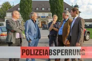 Alois Winter, der Verleger des Opfers, wird von den Kommissaren befragt. Von links: Polizeichef Achtziger (Alexander Duda), Alois Winter (Holger Gotha), Polizist Michi Mohr (Max M&uuml;ller), Kommissar Stadler (Dieter Fischer), Kommissar Hansen (Igor Jeftic).