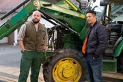 Der Landwirt Ludwig L&auml;ngsfeld (Baris Ar, l.) wird von Oberkommissar Max Fischer (Max Hemmersdorfer, r.) befragt.