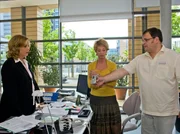 MDR Fernsehen IN ALLER FREUNDSCHAFT FOLGE 404, "Der Lauf der Zeit", am Donnerstag (17.10.13) um 11:45 Uhr. Am Rande der Legalität haben Barbara Grigoleit (Uta Schorn, mi.) und Sarah Marquardt (Alexa Maria Surholt, li.) ein Abhörgerät in das Büro von Vera Bader schmuggeln lassen. Doch Pfleger Hans-Peter Brenner (Michael Trischan, re.), der unwissende Schmuggler, bringt loyal das "bestimmt versehentlich" vergessene Abhörgerät wieder mit. MDR Fernsehen IN ALLER FREUNDSCHAFT FOLGE 404, "Der Lauf der Zeit", am Donnerstag (17.10.13) um 11:45 Uhr. Am Rande der Legalität haben Barbara Grigoleit (Uta Schorn, mi.) und Sarah Marquardt (Alexa Maria Surholt, li.) ein Abhörgerät in das Büro von Vera Bader schmuggeln lassen. Doch Pfleger Hans-Peter Brenner (Michael Trischan, re.), der unwissende Schmuggler, bringt loyal das "bestimmt versehentlich" vergessene Abhörgerät wieder mit.