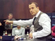 Dr. Michael M&uuml;hlhausen (Heino Ferch), ein "ausgekochter" Lebensmittel-Manager der m&auml;chtigen Olsen AG, h&auml;lt vor kritischen Sch&uuml;lern einen Vortrag &uuml;ber Fast food.