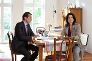 Radek (Hans-Werner Meyer) und Mina (Jasmin Tabatabai) suchen auf Charlottes Laptop nach den Ergebnissen ihrer Recherche.