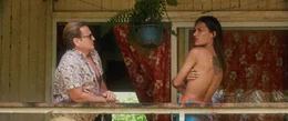 De Roller (Beno&icirc;t Magimel) und Shannah (Pahoa Mahagafanau) unterhalten sich .