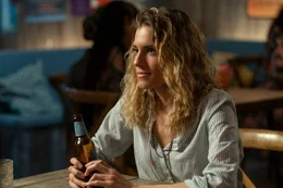 Sara (Allison Williams) mag keine Abschiede. Vor einem Jahr verlie&szlig; sie sang- und klanglos Mauritius und Freund Jackson.