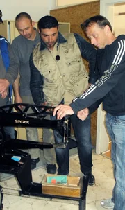 Mike (li.) und Tr&ouml;delexperte S&uuml;kr&uuml; (Mitte) versuchen die alte N&auml;hmaschine an den Mann zu bringen