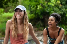 Sara (Allison Williams, l.) freut sich, ihre Freundin Pascale (Pearl Mackie, r.) wiederzusehen.