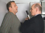 Sicherheitschef Mortier (J&uuml;rgen Schornagel, re.) soll Michael M&uuml;hlhausen (Heino Ferch) umbringen, weil er finstere Machenschaften seiner fr&uuml;heren Chefs aufgedeckt hat.