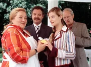 ARD MARGA ENGEL KOCHT VOR WUT, Spielfilm, Deutschland, Regie Michael G&uuml;nther. Die K&ouml;chin Marga (Marianne S&auml;gebrecht, links) hat Geburtstag. Ihr Chef Ohrmann (Gunter Berger, links), seine Tochter Olga (Ina Paule Klink) und der Anwalt Dr. G&ouml;ssel (Michael Gwisdek) gratulieren.