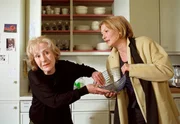 Wie Hund und Katz': Vreni (Suzanne von Borsody, re.) im Zank mit ihrer Mutter Hilde (Rosemarie Fendel).