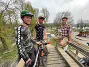 Ramon Babazadeh (re.) mit Dirtbikern. Ramon Babazadeh (re.) mit Dirtbikern.