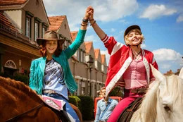 Tina (Lisa-Marie Koroll, l.) und Bibi (Lina Larissa Strahl, r.) machen Werbung f&uuml;r Reiterferien.