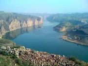 Der Gelbe Fluss zerschneidet das gigantische L&ouml;ssplateau Lau Ni wan. In den Felsen entlang des Flusslaufs sind die gewaltigen Dimensionen der aufgeh&auml;uften L&ouml;ssschichten gut zu erkennen.