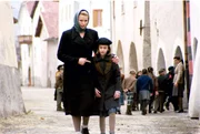 Veronica Ferres (Anna Schweighofer), Julia Krombach (Franziska Goldberg).