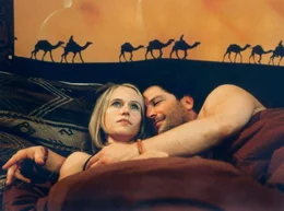 Sonja Arnold (Anica Dobra) hat sich in den Arch&auml;ologen Erik Stolz (Francis Fulton-Smith) verliebt, doch sie ist traurig, weil er schon bald an Ausgrabungen in der W&uuml;ste teilnehmen wird.