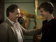 Elias (Thomas Schmuckert, re.) und dessen Stiefvater Jochen (Albert Wey, li.) wagen einen Neuanfang.