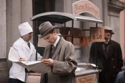 Fritz Kiehl (Christian Clau&szlig;) in einer schnellen Mittagspause. Einen Imbiss am W&uuml;rstchenstand zu nehmen, wird in den 1920er Jahren immer beliebter.