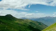 An die ehemaligen milit&auml;rischen Zwecke der Passstra&szlig;e denkt heute keiner mehr. Es sind Ausblicke, Almh&uuml;tten und Alpenrosen die beeindrucken.