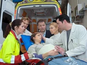 Als Arzu mit Dr. Elena Eichhorn und Dr. Roland Heilmann in der Sachsenklinik ankommt, werden sie von Dr. Martin Stein und Oberschwester Ingrid erwartet. Als Philipp angerannt kommt, beruhigt Arzu ihn und legt seine Hand auf ihren Bauch - das Baby bewegt sich. - Von links: Dr. Elena Eichhorn (Cheryl Shepard); Dr. Martin Stein (Bernhard Bettermann); Arzu Ritter (Arzu Bazman); Dr. Roland Heilmann (Thomas R&uuml;hmann); Oberschwester Ingrid (Jutta Kammann); Dr. Philipp Brentano (Thomas Koch) .