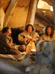 Im Winter tragen die Inuit M&auml;ntel aus Rentierfell. Das Fell ist auf der Innenseite und liegt direkt auf der Haut. Wenn sie lange im Freien sind, tragen sie dar&uuml;ber noch einen Mantel mit Robbenfell auf der Au&szlig;enseite.