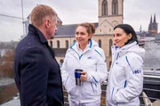 Dr. Matthias Fink (Martin Gruber), Ella (Ines Quermann, M.) und Nora (Mimi Fiedler) tauschen sich auf dem Dach der Klinik &uuml;ber den hektischen Dienst aus.