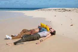 Sara (Allison Williams, r.) und Jackson (Alexander Dreymon, l.) retten sich aus dem Flugzeugwrack auf eine winzige Insel.