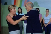 Lehrerin Kate Settingfield (Margot Leicester) im handfesten Streit mit ihrem Bruder Tim (Donald Sumpter) vor ihrer Klasse.