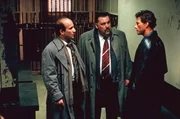 Schnell wird Alain (Jean-Claude van Damme, r.) klar, dass sein Zwillingsbruder auch mit dem FBI zu tun hatte. Die Agenten Pellman (Paul Ben-Victor, l.) und Loomis (Frank Senger, M.) brauchen Alains Hilfe, doch er kann niemandem trauen.