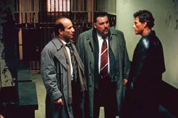 Schnell wird Alain (Jean-Claude van Damme, r.) klar, dass sein Zwillingsbruder auch mit dem FBI zu tun hatte. Die Agenten Pellman (Paul Ben-Victor, l.) und Loomis (Frank Senger, M.) brauchen Alains Hilfe, doch er kann niemandem trauen.
