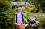 Als die Sonnbichlers (Sepp Schauer und Antje Hagen) an der Seehütte festhängen, will Alfons (Sepp Schauer) das Beste aus der Situation machen. Als die Sonnbichlers (Sepp Schauer und Antje Hagen) an der Seehütte festhängen, will Alfons (Sepp Schauer) das Beste aus der Situation machen.