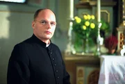 Der Pfarrer (Michael Schernthaner) verraet Anna.