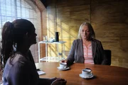 Dagmar Grindel (Rahel Ohm, r.), die Ehefrau des Opfers, schildert Selma Kirsch (Yve Burbach, l.), wie ihr Mann nach dem Busungl&uuml;ck mit den Schuldzuweisungen zu k&auml;mpfen hatte. Es war f&uuml;r die beiden nicht leicht, gegen all die Betroffenen anzukommen.