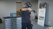 Handwerkerausbildung 2.0: In einem virtuellen Kurs &uuml;bt Installateur-Azubi Zaki Nadri als erster Teilnehmer die Reparatur eines Rohrschadens.