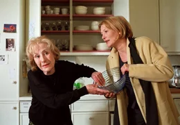 Wie Hund und Katz : Vreni (Suzanne von Borsody, re.) im Zank mit ihrer Mutter Hilde (Rosemarie Fendel). ARD Degeto/Christian A. Rieger - honorarfrei, Verwendung nur im Zusammenhang mit o. g. Sendung bei Nennung Bild: ARD Degeto/Christian A. Rieger (S 2), Presse und Programmbetreuung (069) 1509-334 oder -335