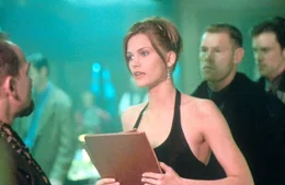 Alains einzige Verb&uuml;ndete ist die Bardame Alex (Natasha Henstridge) ...
