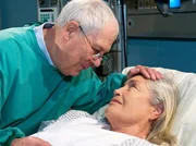 Arnulf Mersburg (Klaus Herrn) hat f&uuml;r seine Frau Klara (Ellen Schwiers) eine gute Nachricht als sie aufwacht. Dr. Niedlich zahlt den beiden ihr ganzes Geld zur&uuml;ck und sie k&ouml;nnen auch noch mit Schadensersatz rechnen.