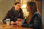 Trixi hat immer ein offenes Ohr f&uuml;r ihre Freundin Annalena. Von links: Annalena Brunner (Heidrun G&auml;rtner) und Trixi Preissinger (Doreen Dietel).