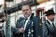 Skeptisch nimmt Mirko (Lucas Gregorowicz) das Angebot der Schrotti-Familie an: Das Erbe seines Vaters soll ihm binnen einer Woche ausgezahlt werden.