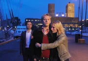 Mika (Phillipp Langenegger, li.) versteht, dass Annika (Sandra Borgmann) f&uuml;r ihren Halbbruder Henrik (Thure Lindhardt) da sein muss.