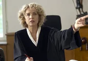 Richterin Lena Kalbach (Michaela May) muss in einem h&ouml;chst problematischen Fall gegen ihr Gerechtigkeitsempfinden Recht sprechen.